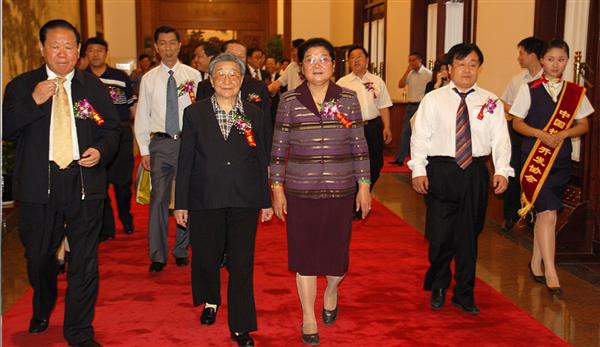 全國政協副主席錢正英（左一）、十五屆中央委員顧秀蓮（左三）、國務院扶貧主任，政協常委胡富國（左一）、北方汽車專修學校曹振峰董事長（右一）在人民大會堂共同出席北方學校七千萬扶貧工程